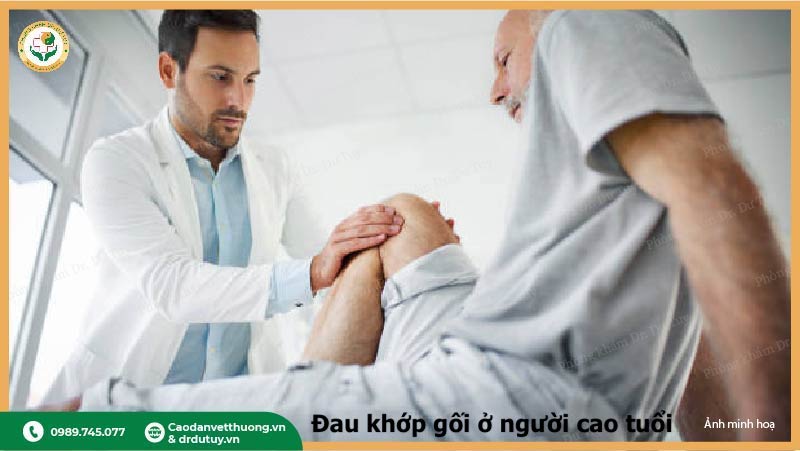 bác sĩ khám đau khớp gối ở người cao tuổi