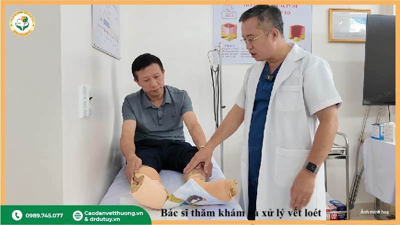 bác sĩ thăm khám điều trị vết loét