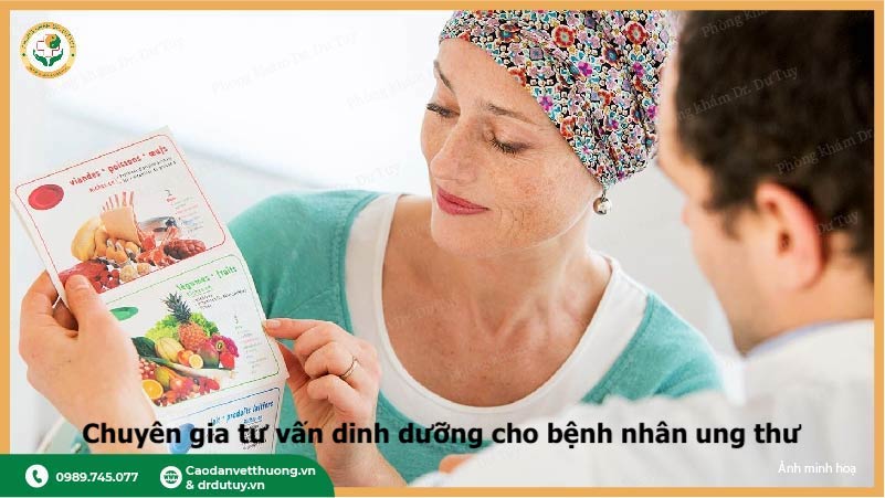 bác sĩ tư vấn dinh dưỡng cho bệnh nhân ung thư