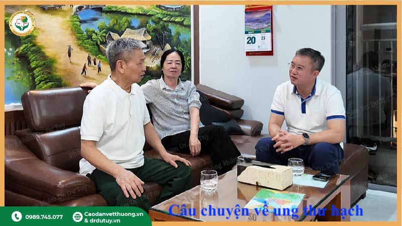 bác sĩ tuy trò chuyện với vợ chồng chú tuyền về hành trình sức khoẻ