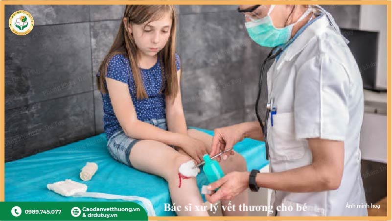bác sĩ xử lý vết thương trẻ khi nghi nhiễm trùng