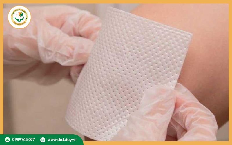 Vệ sinh vết loét trước khi bôi thuốc
