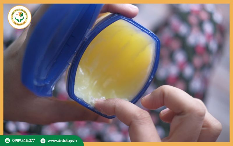 Bôi Vaseline