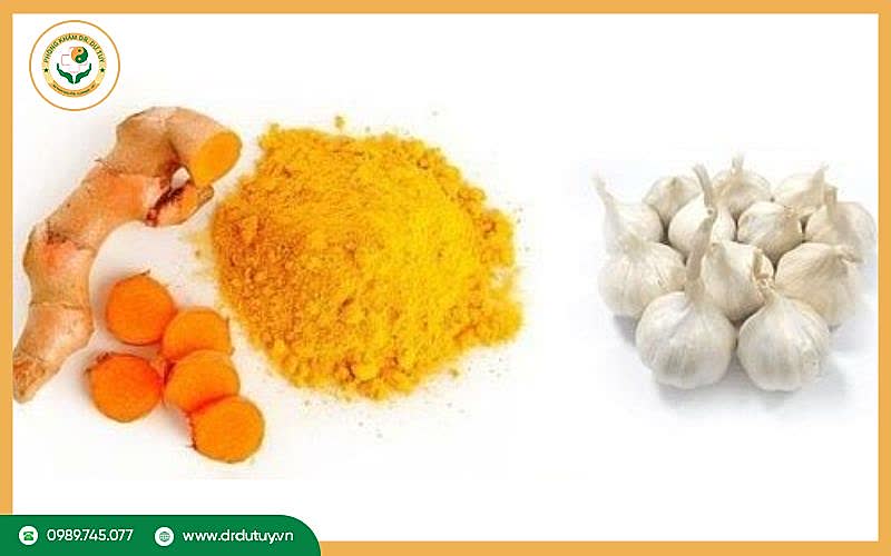Trị mụn bằng tỏi và tinh bột nghệ