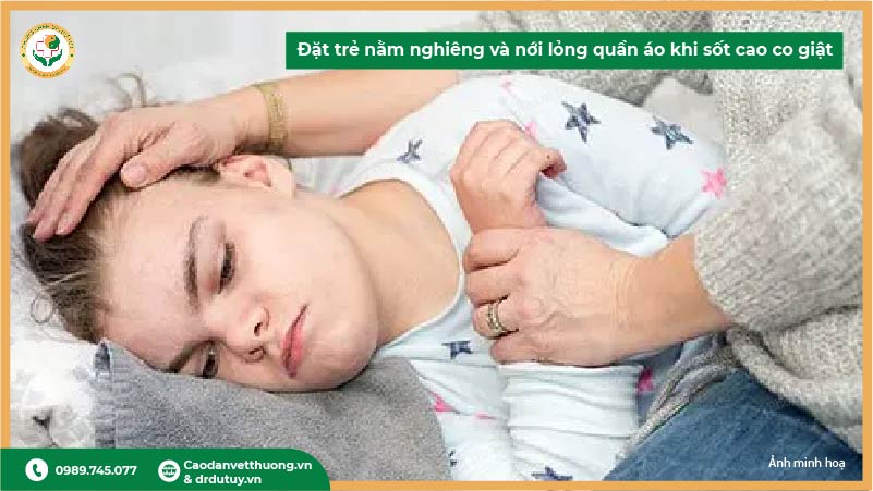 đặt trẻ nằm nghiêng và nới lỏng quần áo khi sốt cao co giật