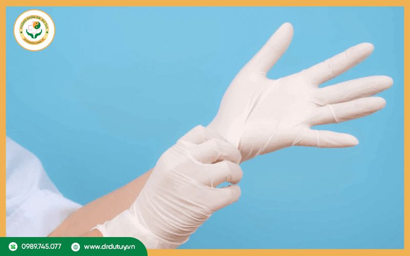 Sử dụng găng tay sạch sẽ khi vệ sinh vết thương