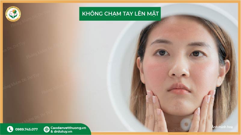 không chạm tay lên mặt tránh viêm da