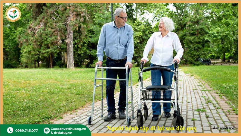 người bệnh tập đi lại sau đột quỵ