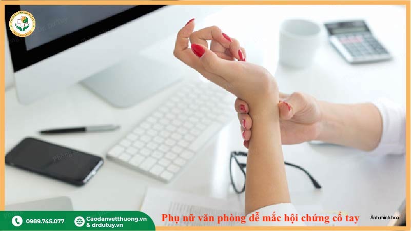 phụ nữ văn phòng đau cổ tay khi dùng chuột