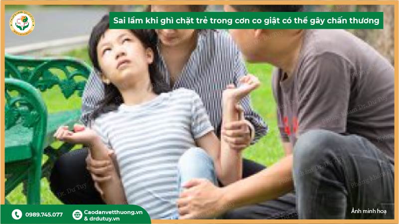 sai lầm khi ghi chặt trẻ trong cơn co giật có thể gây chấn thương