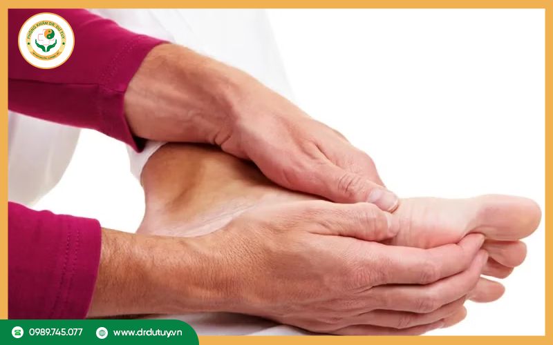 Tê bì chân tay nên dùng cao dán hay dầu xoa