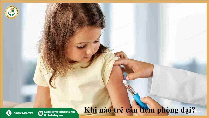 trẻ tiêm phòng dại sau khi bị mèo cào