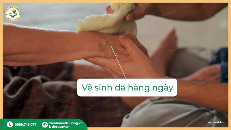 vệ sinh da hàng ngày người cao tuổi